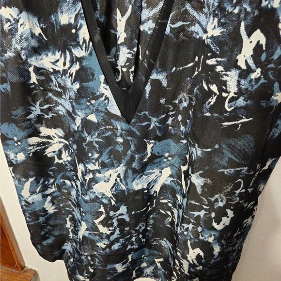 Trouve Blue/Black Floral Sleeveless V-Neck Size Small Side Slits. - Picture 3 of 5